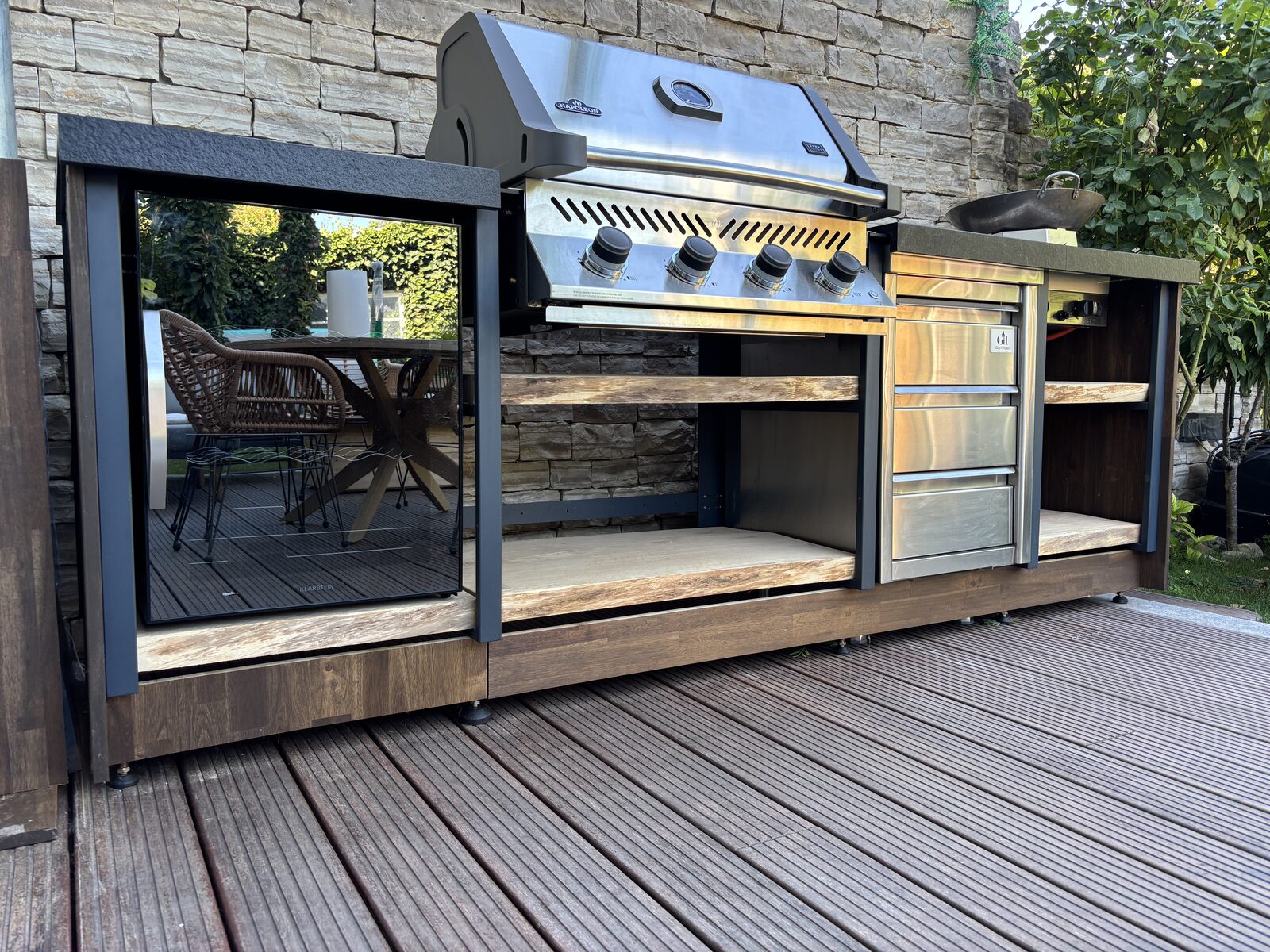 Outdoor-Küche Waldtrudering – Gesamtansicht mit Napoleon Gasgrill und Ablagen aus Eichendielen