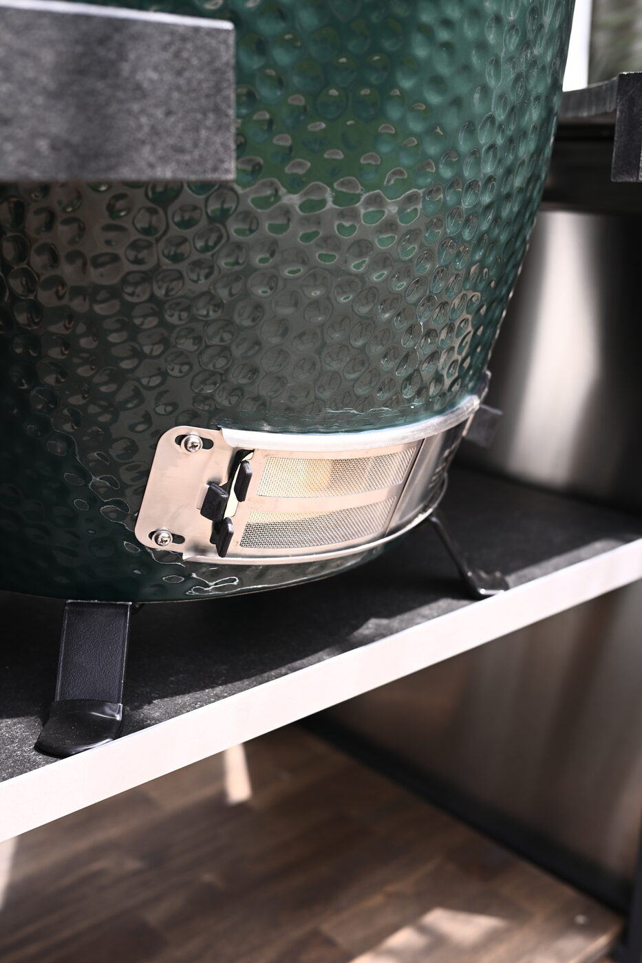 Big Green Egg – geöffneter Deckel mit Edelstahlband im Detail