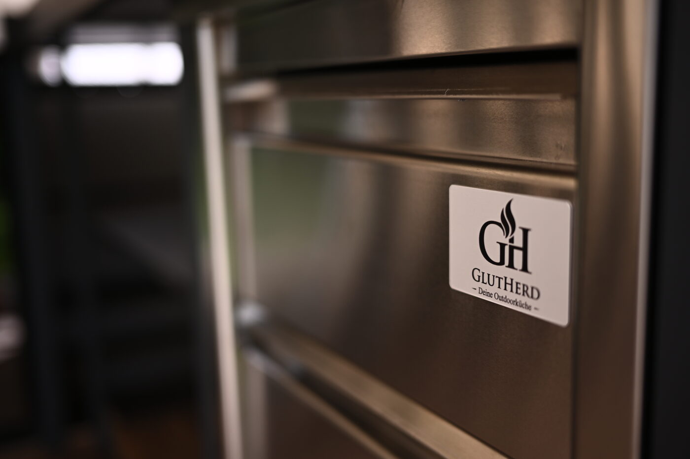 Edelstahl-Element mit eingelasertem GlutHerd-Logo