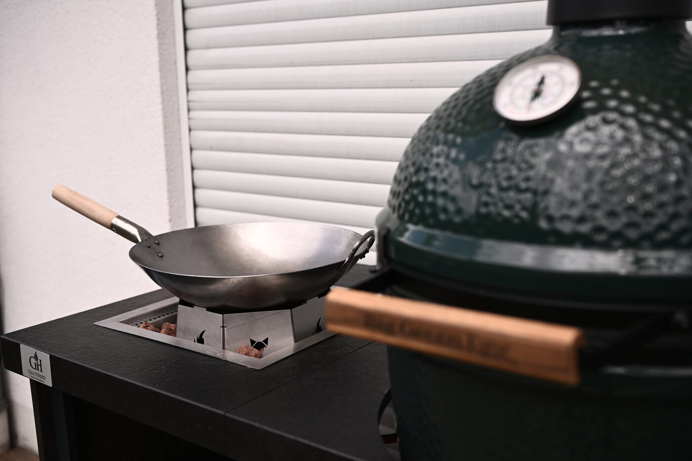 Wok auf dem Beistellkocher neben dem Big Green Egg