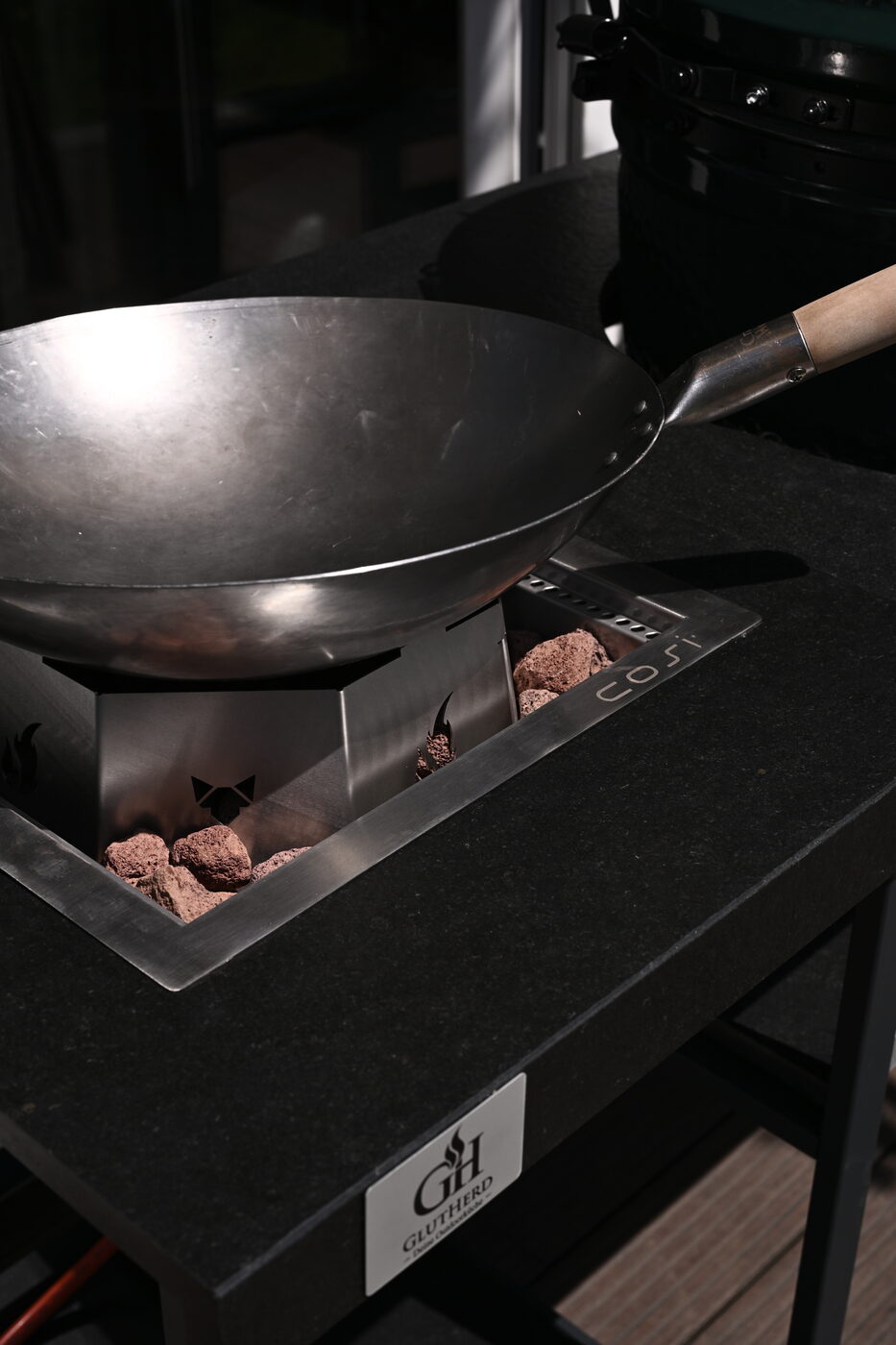 Wok über der Glut in der Outdoor-Küche