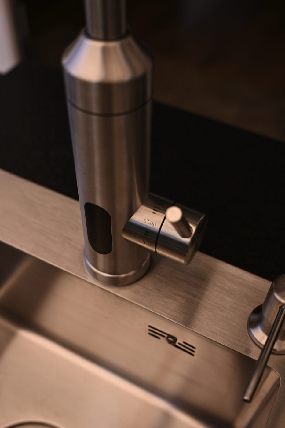 Ausziehbare Edelstahl-Armatur im Detail