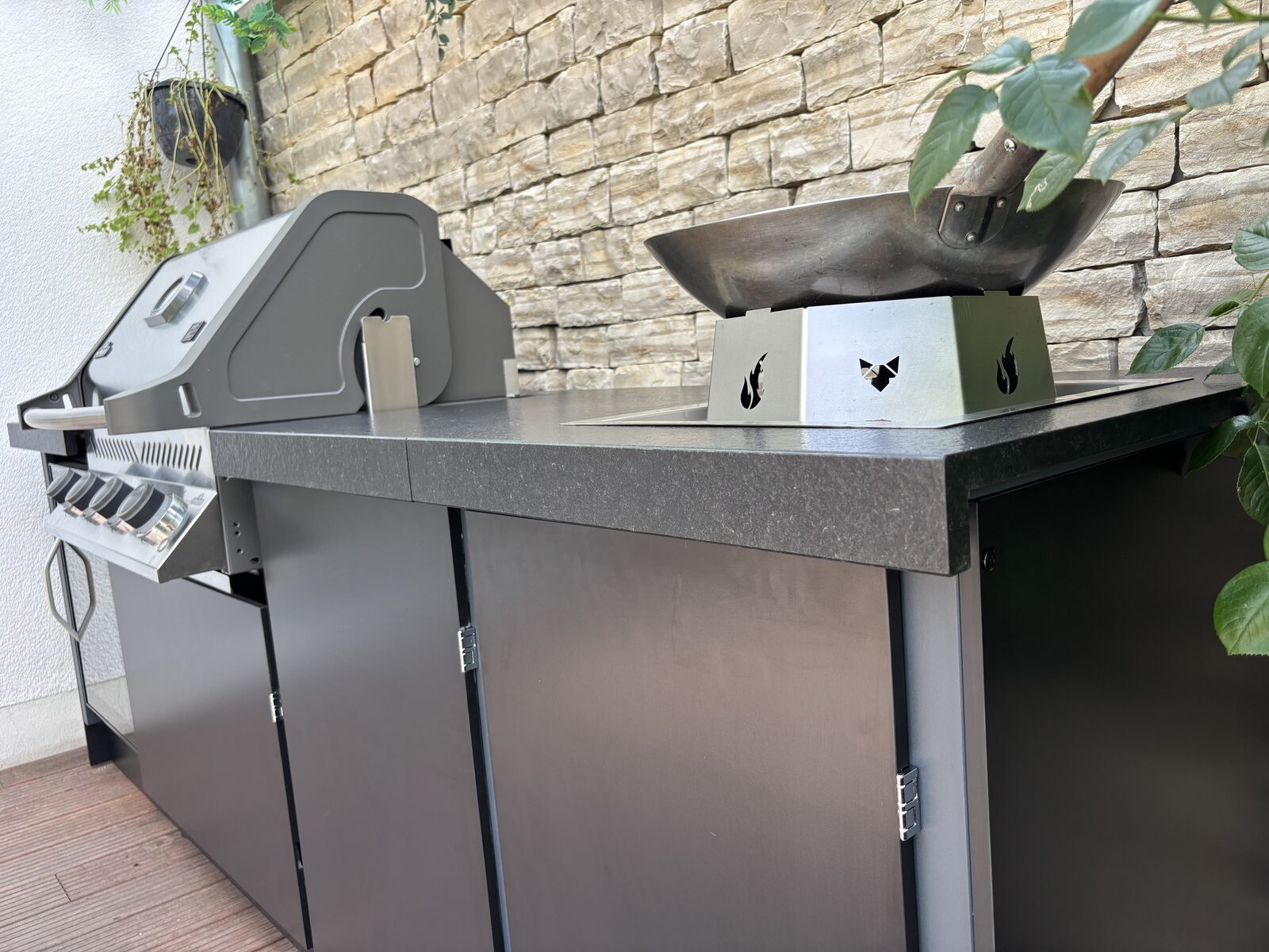 Wok-Feuerstelle in der Granit-Arbeitsplatte neben dem Napoleon Gasgrill