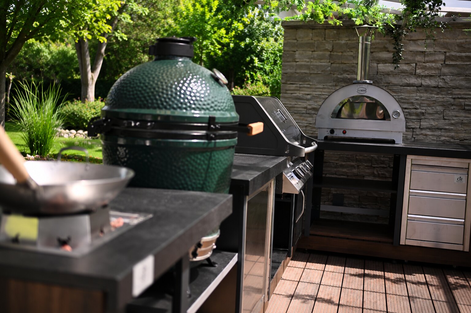 GlutHerd Outdoor-Küche im Garten – Big Green Egg, Gasgrill, Clementi Pizzaofen und Wok auf einer Terrasse