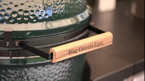 Grüner Big Green Egg Keramikgrill mit graviertem Holzgriff in der Outdoor-Küche