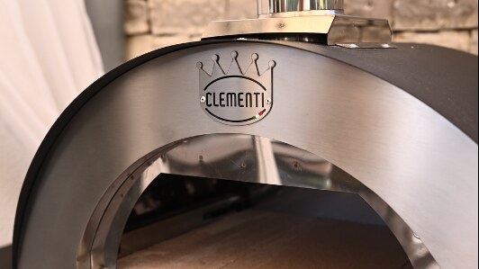 Edelstahl-Kuppel eines Clementi Pizzaofens mit Clementi-Logo in Nahaufnahme
